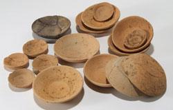 唐沢山城から発見されたお皿の形をした陶磁器が並べてある写真