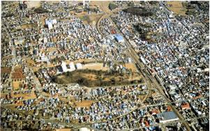 佐野城跡とその周辺の民家を上空から撮影した写真