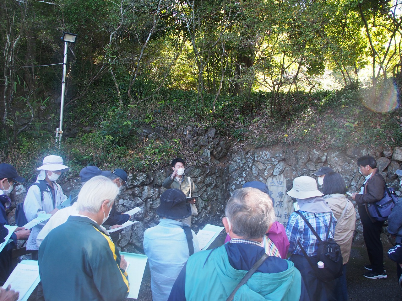 講座第2回「歩いて城跡を体感しよう！ ～山頂主要部に残る城の痕跡～」の様子