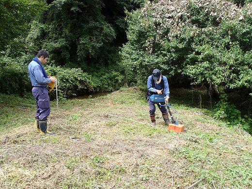 専用の機械で地中の探査をしている男性2名の写真