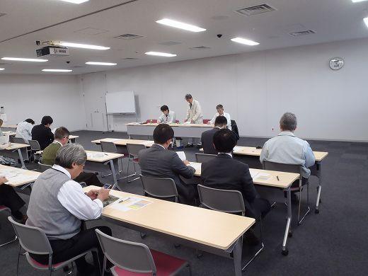 会議室で連絡会議会が開かれている写真