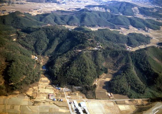 上空から撮影した唐沢山と田畑と民家の写真
