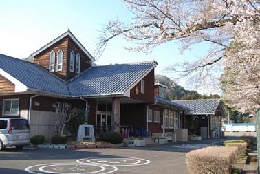 来年3月末で閉校になる、6つの小学校の桜と校舎の写真1