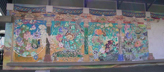 たくさんの色鮮やかな花を添えた幻想的な描写のフレスコ画4枚が完成した写真