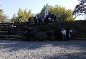 嘉多山公園で化石を探している写真
