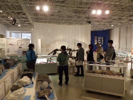 展示室での解説の様子