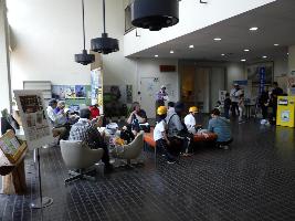 化石館の説明を聞く参加者達の写真