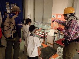 化石館の展示を見学する参加者達の写真