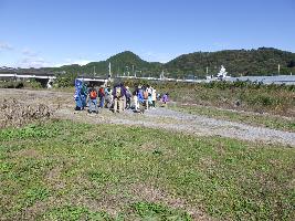 河川敷で説明する様子の写真