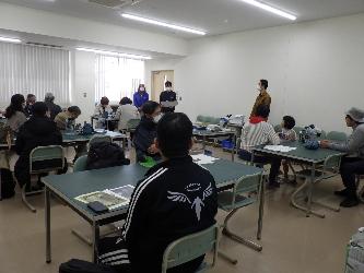 新田先生が講演している様子の写真