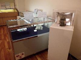 クジャク石や石英の花瓶の写真