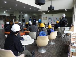 化石館の説明を聞く参加者達の写真