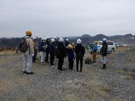 鉱山の説明を受ける参加者達の写真
