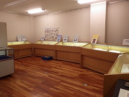 「みてみよう佐野市の化石」展示室全景