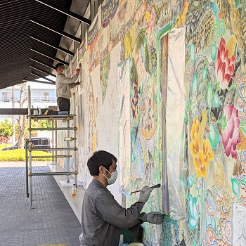 葛生伝承館フレスコ大壁画を制作している画像