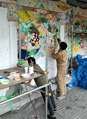 イベントフレスコ壁画公開制作で壁画を描く男性の写真3