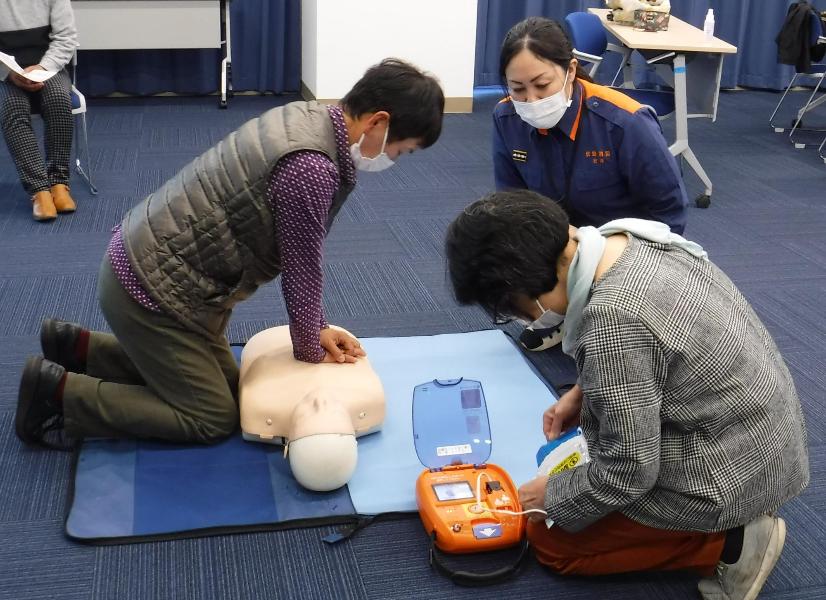 訓練用AEDを使った実技も行います
