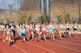 大澤駅伝競走大会中学生女子の部で選手が一斉に走り出した写真