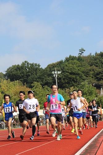 マラソン男子の部で走りを競っている写真