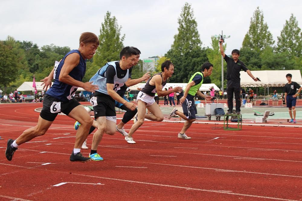 よーいドンのピストル音と同時に走り出した男性選手の写真