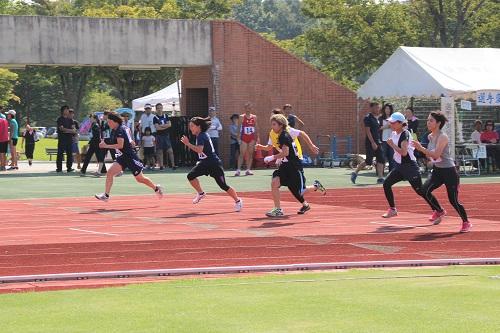 女子の部で代表選手が走りを競っている写真