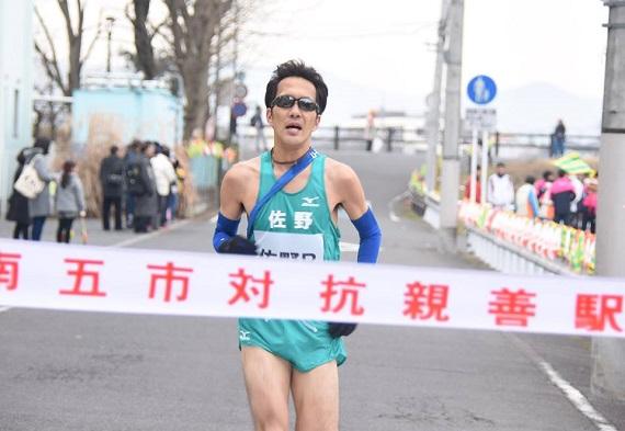 ゴールテープ直前の男性選手の写真