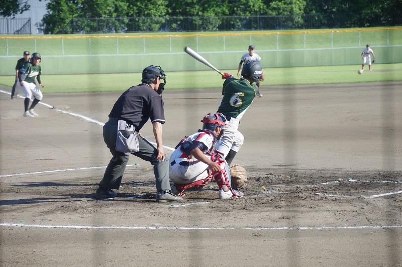 大田原ボーイズ背番号6番の選手がバッターボックスでバットを振っている写真