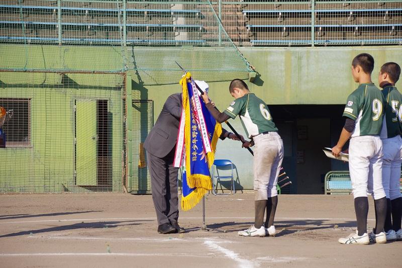 上三川ボーイズの代表選手が優勝旗を受け取っている写真