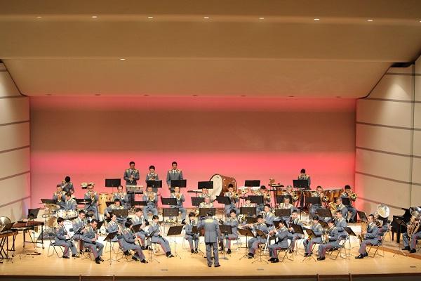 ステージの上で演奏している自衛隊員全体を写した写真
