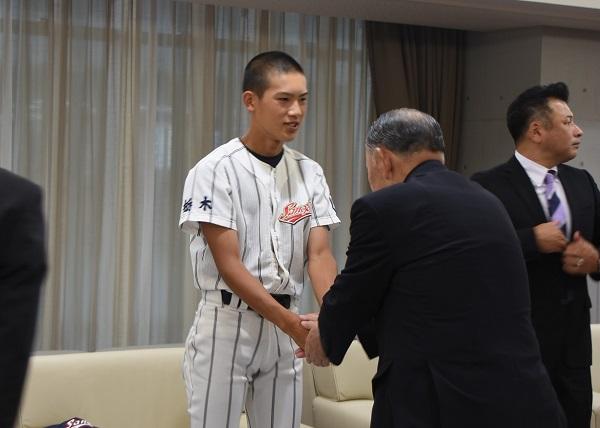 佐野市長と握手をしている渡辺凌矢さんの写真