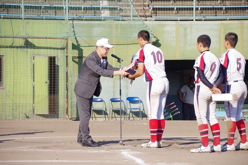 大田原ボーイズの代表選手が準優勝のトロフィーを受け取っている写真