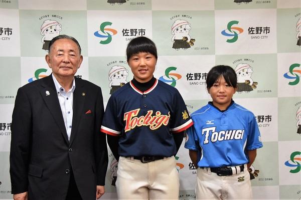佐野市長、飯田ひかりさん、渡邊美音さん3人で並んでの記念写真