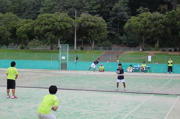 テニスの試合でボールをサーブしている写真