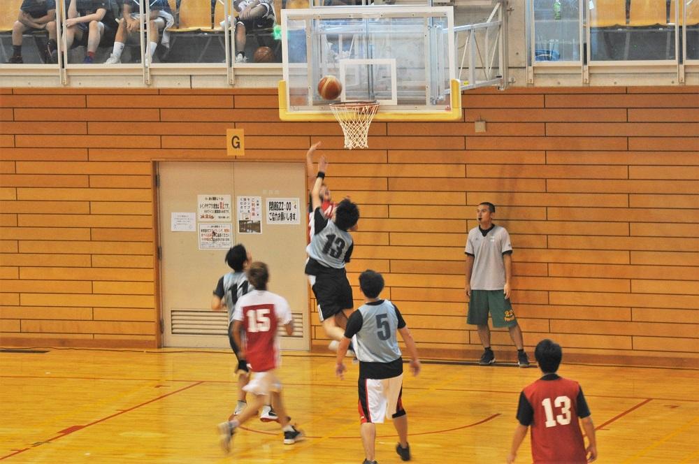 バスケットボールをプレイしている選手たちの写真