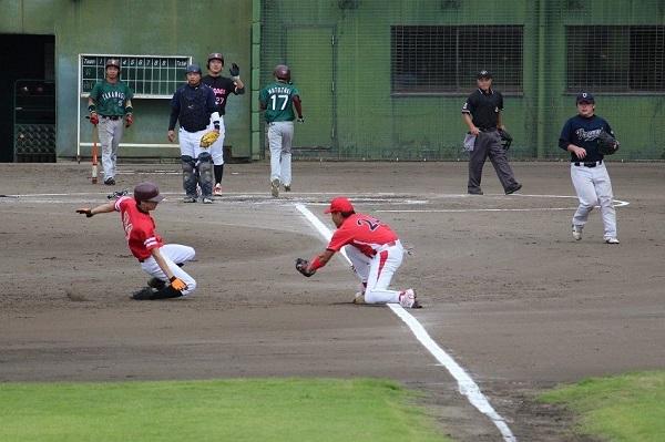 野球の試合でバッターがホームインするところを守備が待ち構えている写真