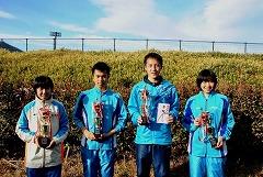 4人並びそれぞれトロフィーを手にして記念撮影をしている飯田さん、関沼さん、樋口さん、飯塚さんの写真
