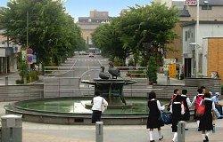 駅前広場のおしどり像の噴水の写真