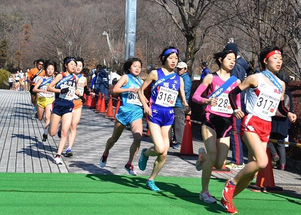 女子の部で走りを競い合っている写真