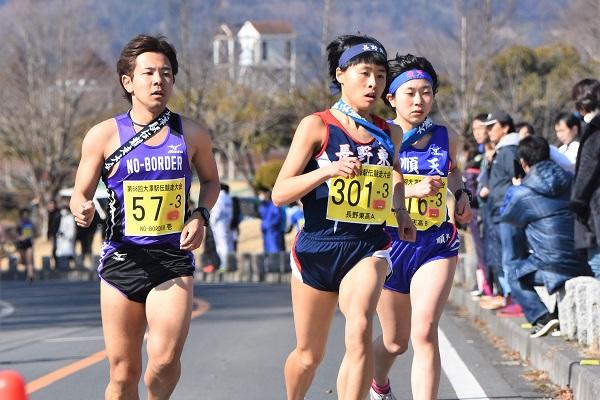男女が一緒になって競い合って走っている写真