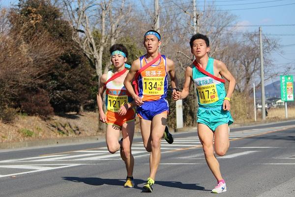 高校男子の部で選手3人が競っている写真