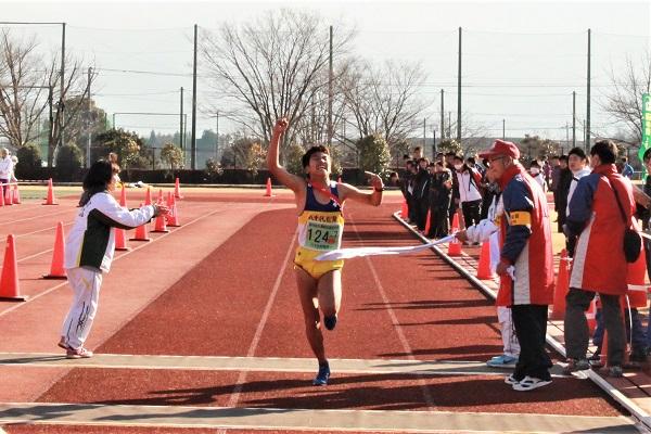 両手を挙げてガッツポーズをしながらゴールテープを切っている八千代松陰高校Aの選手の写真