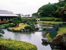 池がある日本庭園が広がった芦屋釜の里の写真