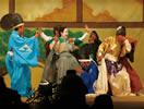 江戸時代の衣装をまとった人々による牧歌舞伎の演技中の写真
