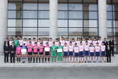 スポーツ賞を受賞したユニフォームを着た佐野日大高校サッカー部部員と関係者の集合写真